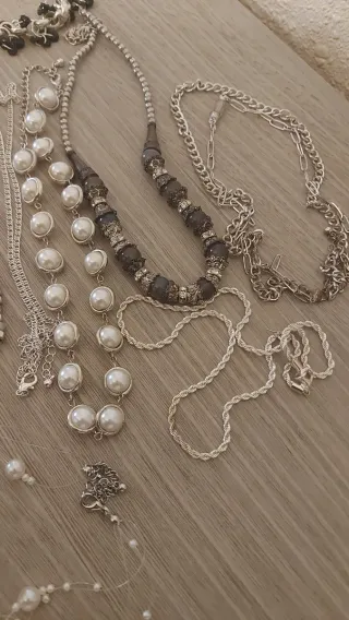 Collar, pulsera y pendientes plateados  10 collare