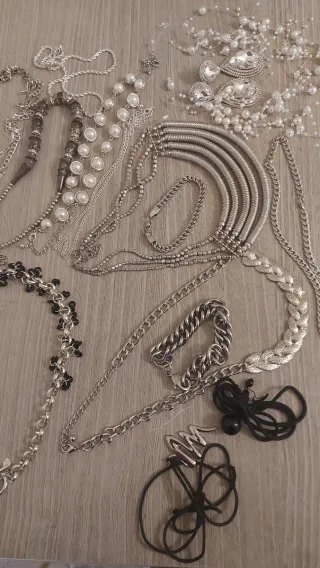 Collar, pulsera y pendientes plateados  10 collare