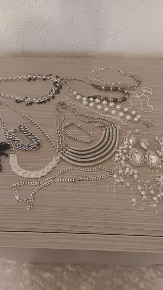 Collar, pulsera y pendientes plateados  10 collare