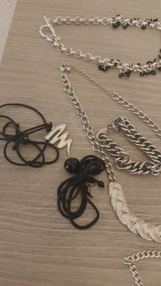 Collar, pulsera y pendientes plateados  10 collare