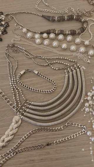 Collar, pulsera y pendientes plateados  10 collare