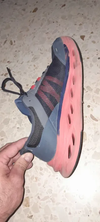 Zapatillas Adidas grises y rojas
