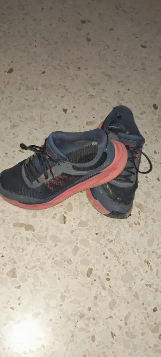 Zapatillas Adidas grises y rojas