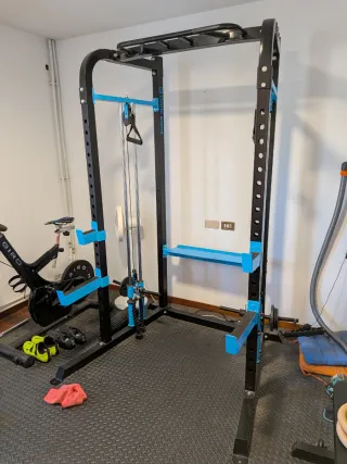Rack de musculación con poleas.