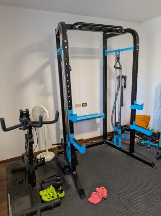 Rack de musculación con poleas.