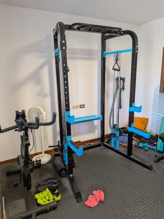 Rack de musculación con poleas.