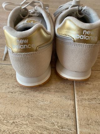 Tenis New Balance Beige y Dorado