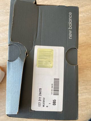 Tenis New Balance Beige y Dorado