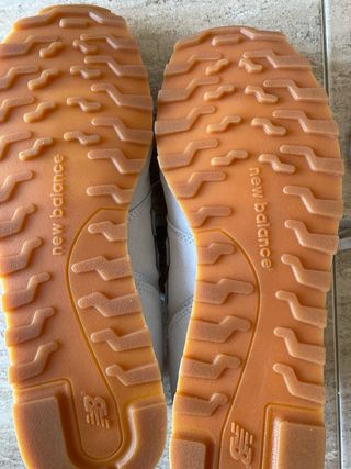 Tenis New Balance Beige y Dorado
