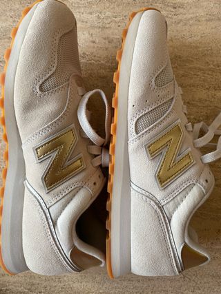 Tenis New Balance Beige y Dorado