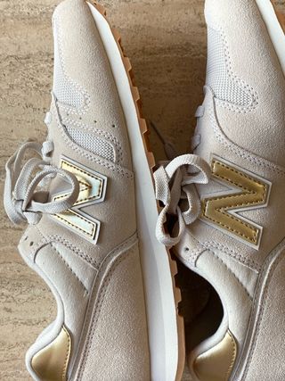 Tenis New Balance Beige y Dorado