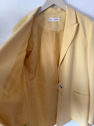americana de sfera, talla M. AMARILLO
