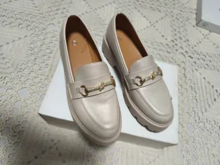 Zapatos planos beige con detalle dorado