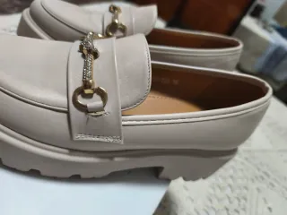 Zapatos planos beige con detalle dorado