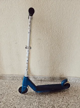 Patinete infantil azul con ruedas
