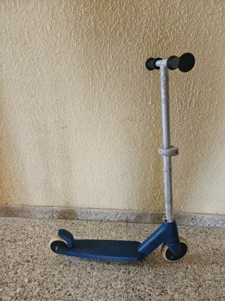 Patinete infantil azul con ruedas