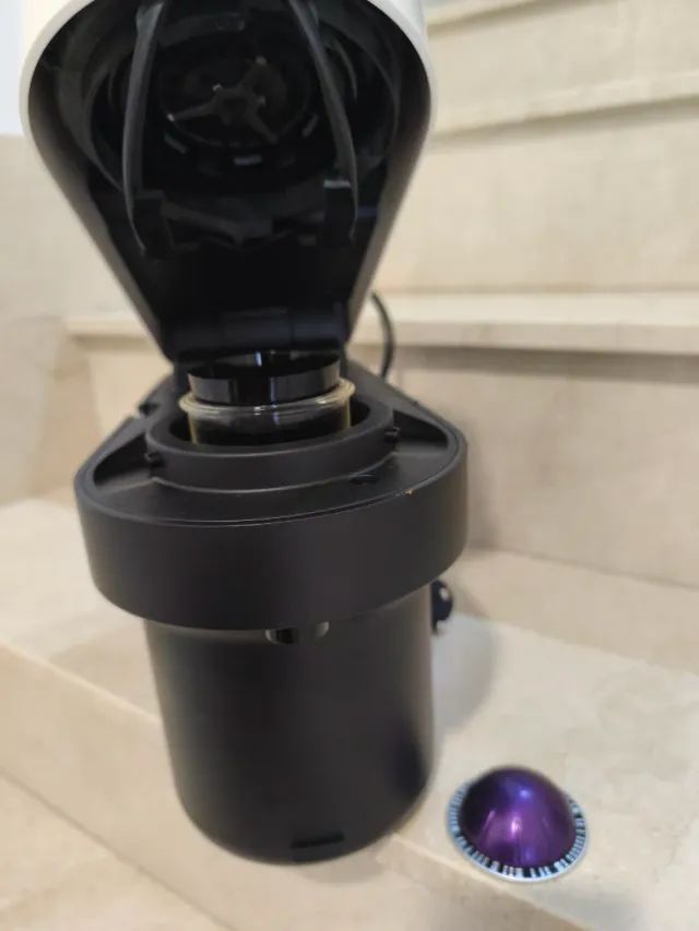 Cafetera Nespresso Vertuo Blanca y Negra