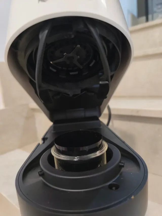 Cafetera Nespresso Vertuo Blanca y Negra