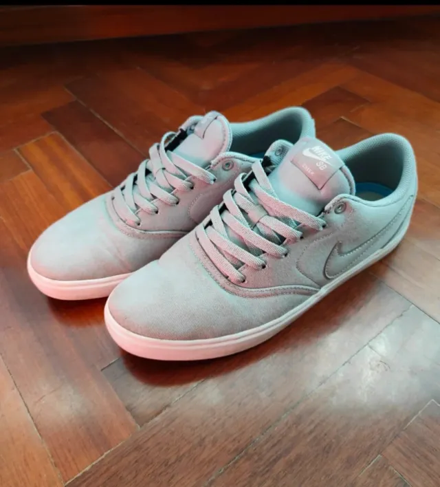 Zapatillas Nike grises y blancas