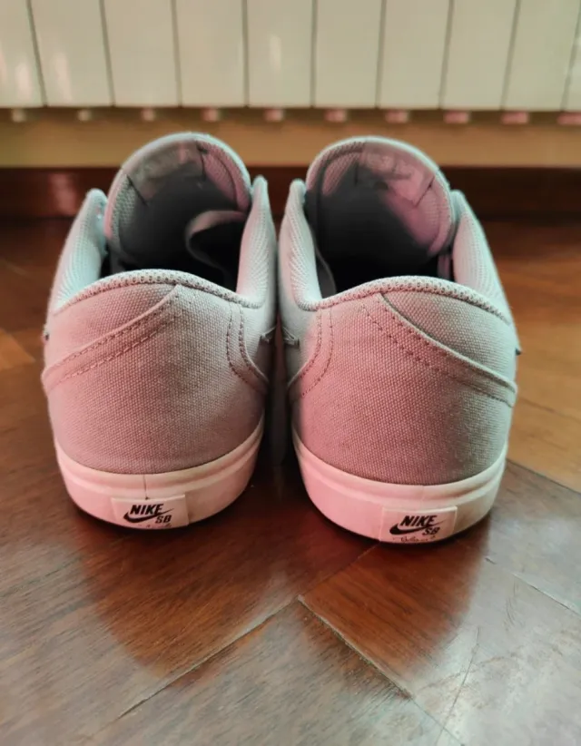 Zapatillas Nike grises y blancas