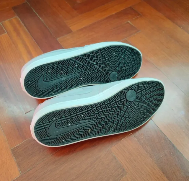 Zapatillas Nike grises y blancas