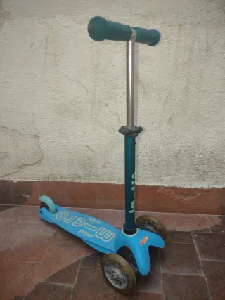 Patinete Mini Micro Azul con ruedas luminosas