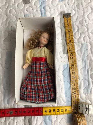 Muñeca antigua con vestido de cuadros