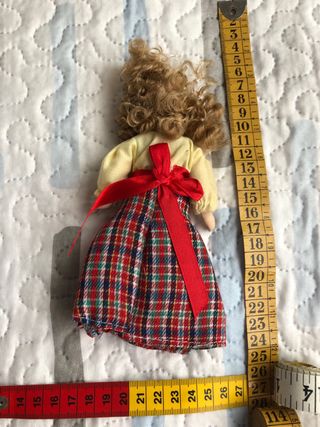 Muñeca antigua con vestido de cuadros