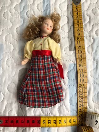 Muñeca antigua con vestido de cuadros