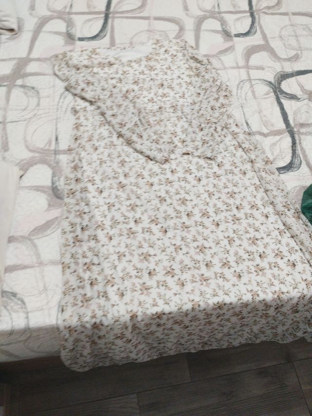 Vestido largo verde con detalles dorados