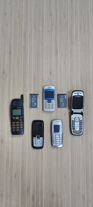 Set di telefoni cellulari vintage Nokia, Motorola, Sony Ericsson