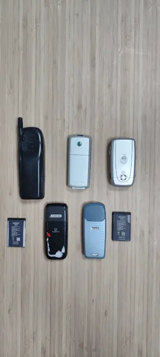 Set di telefoni cellulari vintage Nokia, Motorola, Sony Ericsson