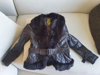 Chaqueta con cuello de conejo