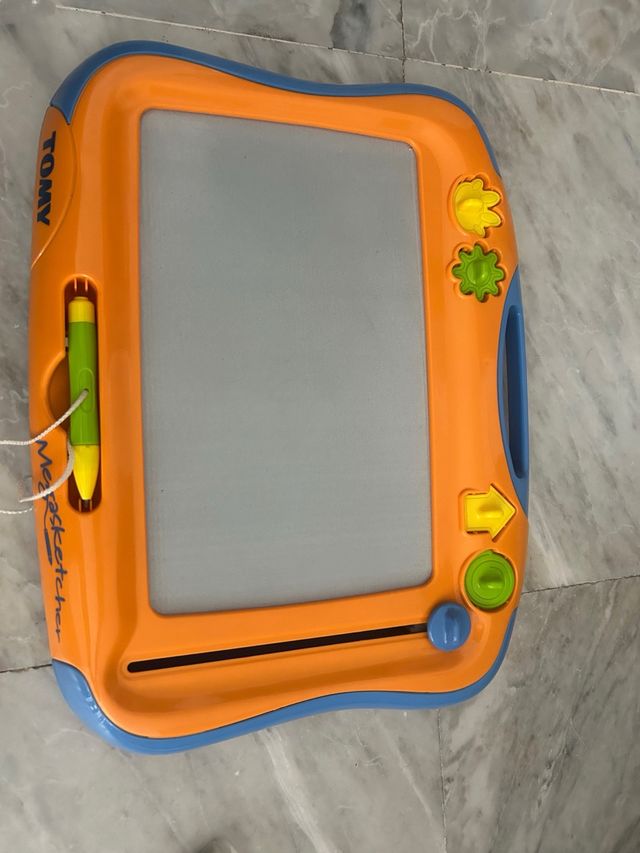 Pizarra infantil Tomy con borrado automático