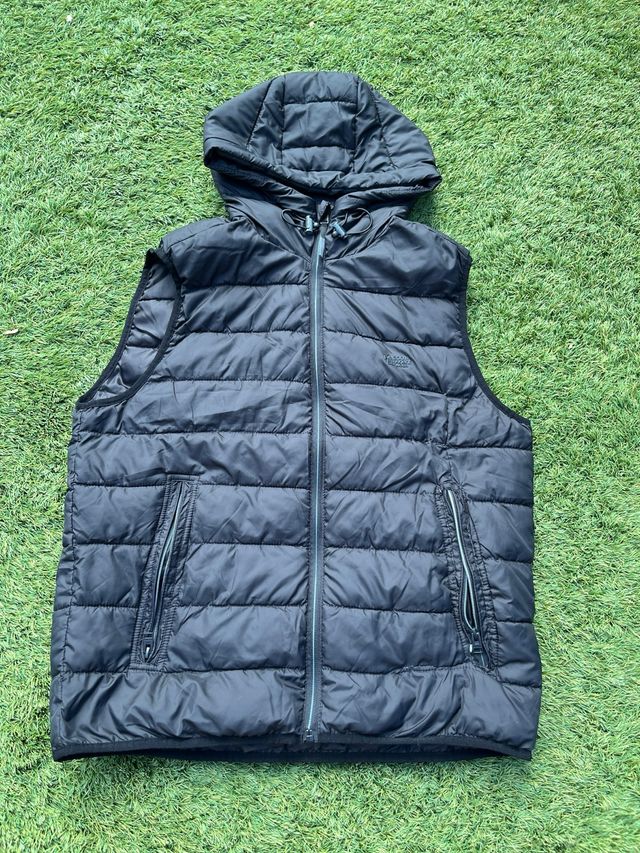 Chaleco acolchado con capucha Bershka negro