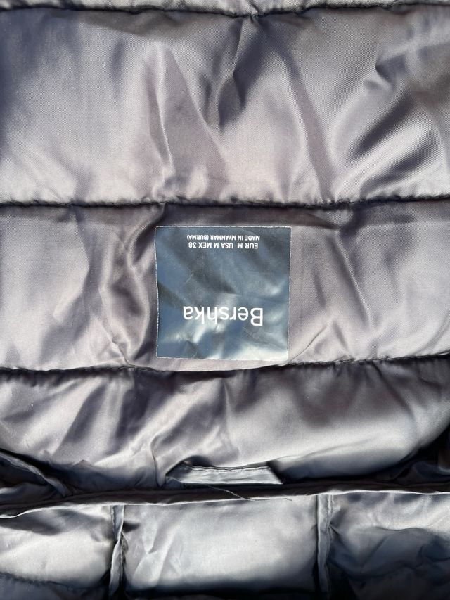 Chaleco acolchado con capucha Bershka negro