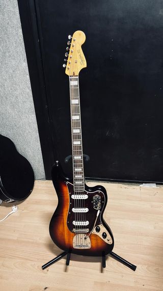 Bajo Squier Fender VI 6 cuerdas