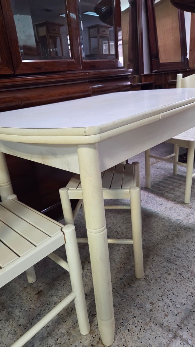 Mesa y 4 Sillas Comedor Pequeña