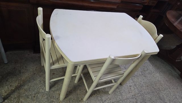Mesa y 4 Sillas Comedor Pequeña