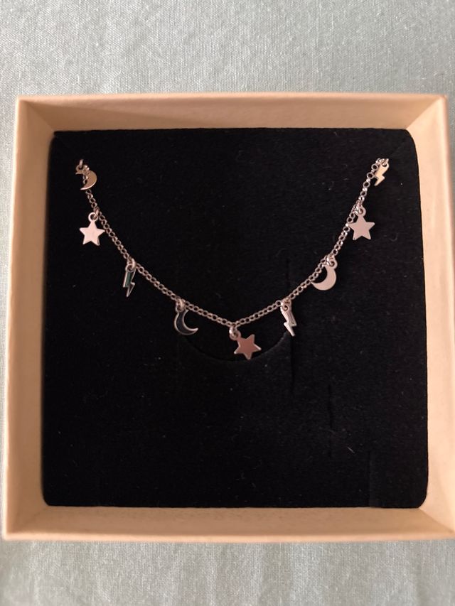 Collar de plata con lunas y estrellas