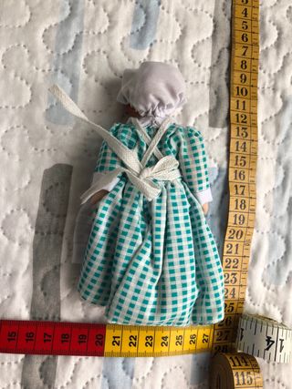 Muñeca antigua con vestido de época