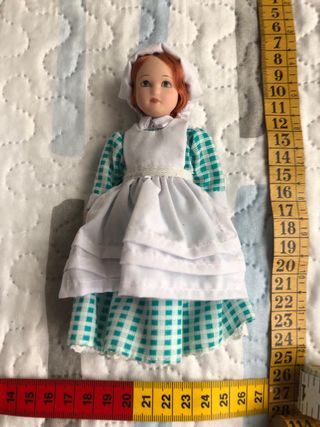 Muñeca antigua con vestido de época