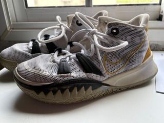 Botas de Baloncesto Nike Doradas y Blancas