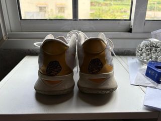 Botas de Baloncesto Nike Doradas y Blancas