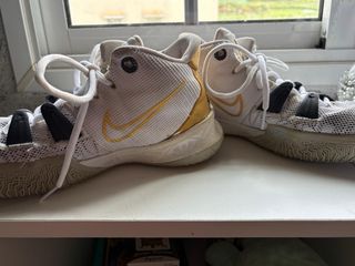 Botas de Baloncesto Nike Doradas y Blancas