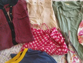 Ropa de chica: camisetas, blusas, vestido.