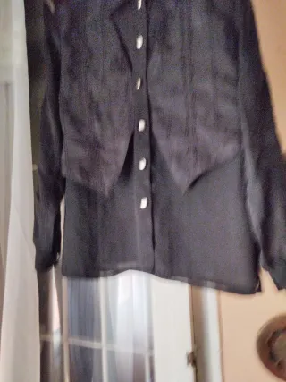 Camisa con chaleco negro