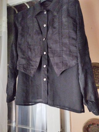 Camisa con chaleco negro