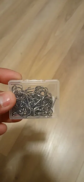 Anzuelos de pesca en caja