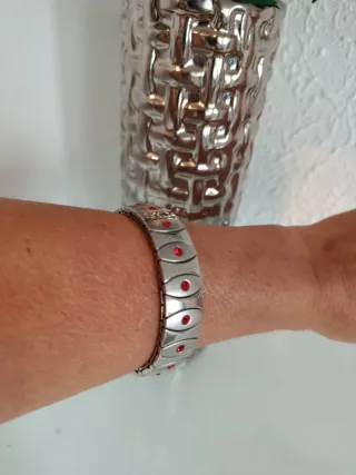 Pulsera de Acero con Detalles Rojos